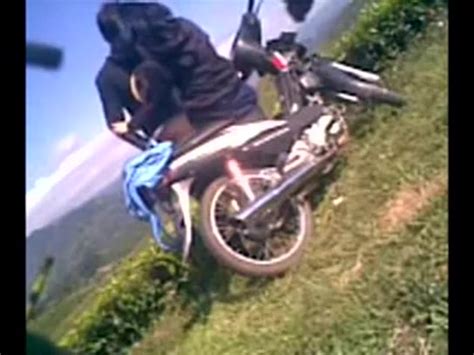 VIDEO BOKEP PASANGAN ABG NGEWE DI DALAM HUTAN.